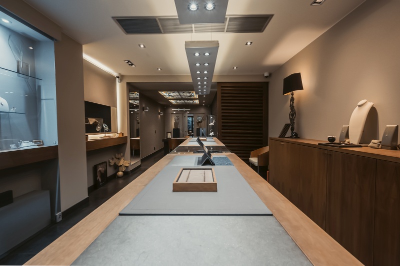 Binnenin de boutique. Vander Avort Juwelier Leuven
